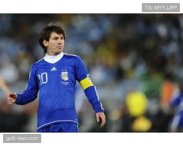 梅西佩戴队长袖标誓言率队再攀高峰,赛场表现亮眼 梅西佩戴队长袖标誓言率队再攀高峰,赛场表现亮眼