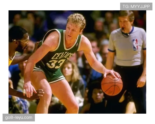 拉里·伯德关键时刻精准远投拉开差距领先同期球星